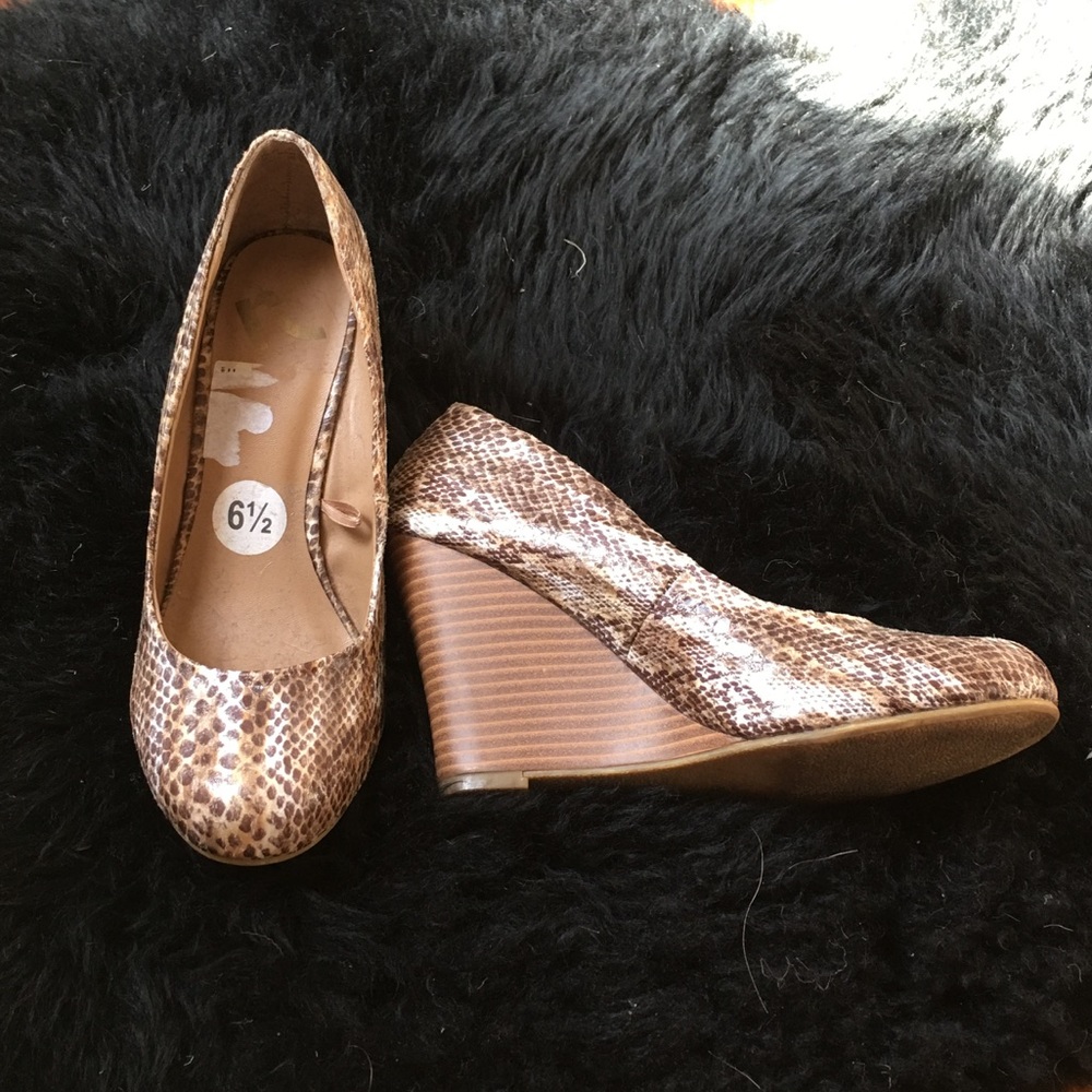 Report Snakeskin Print Wedge Heels Size 6.5